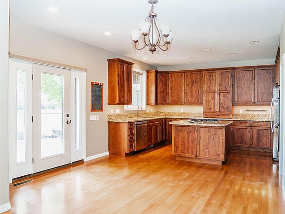 3rd image of 381 Parkside Dr