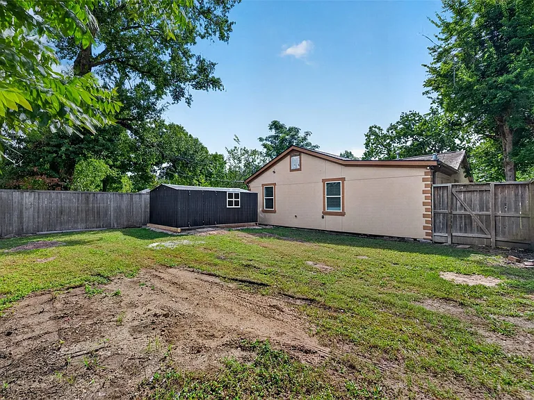 7030 Sidney St — Photo 30