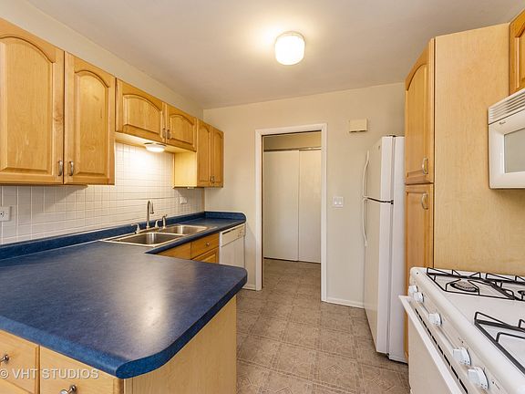 3rd image of 120 N Lincoln Ln APT 3D