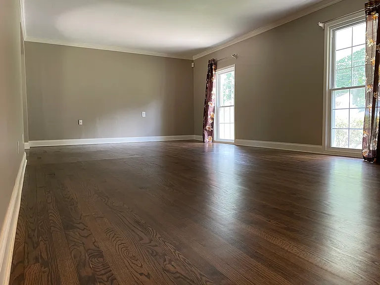 956 Seville Dr — Photo 3
