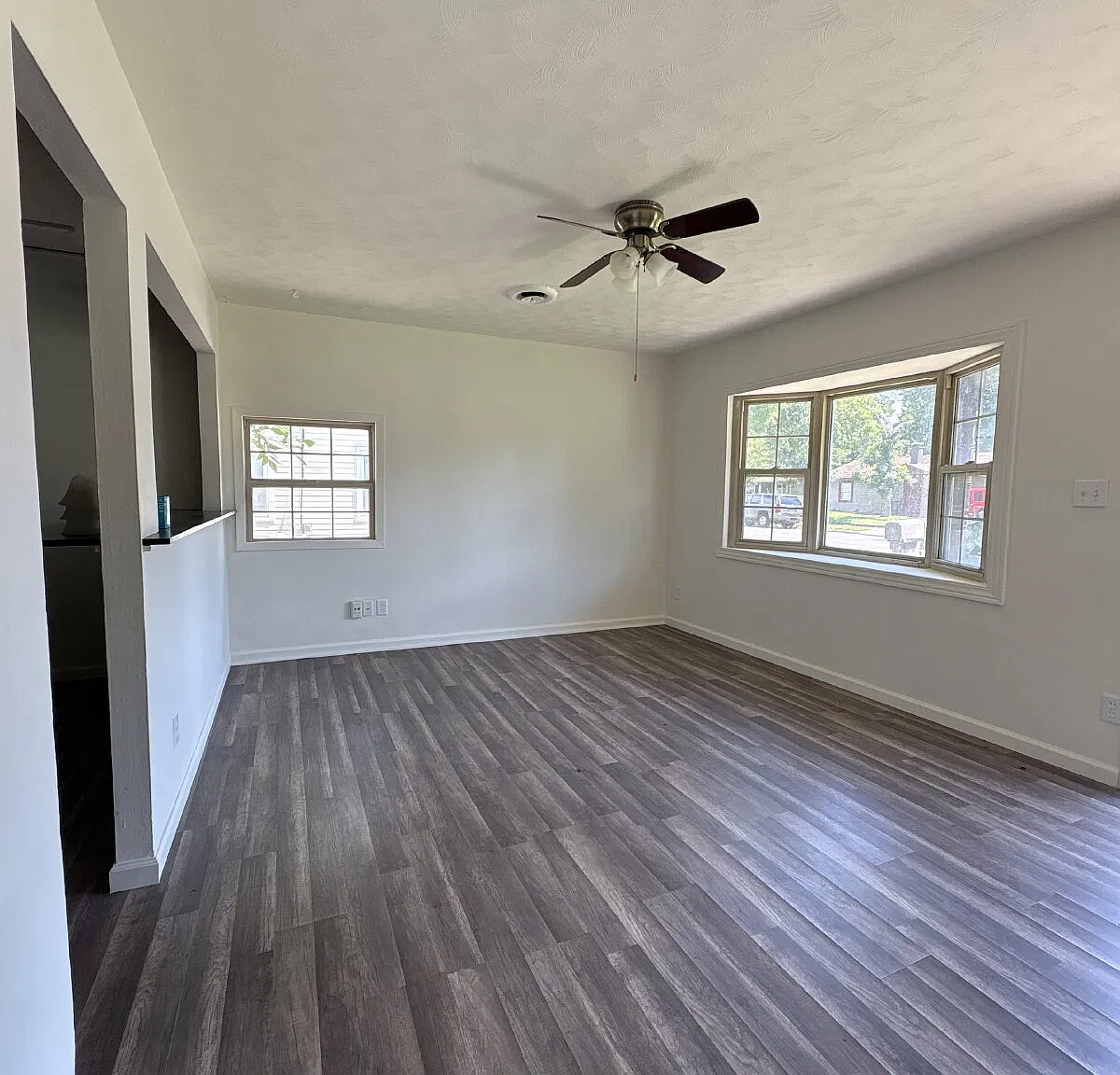 3 bed, 1.0 bath, 860 sqft, $1,400 — Photo 2