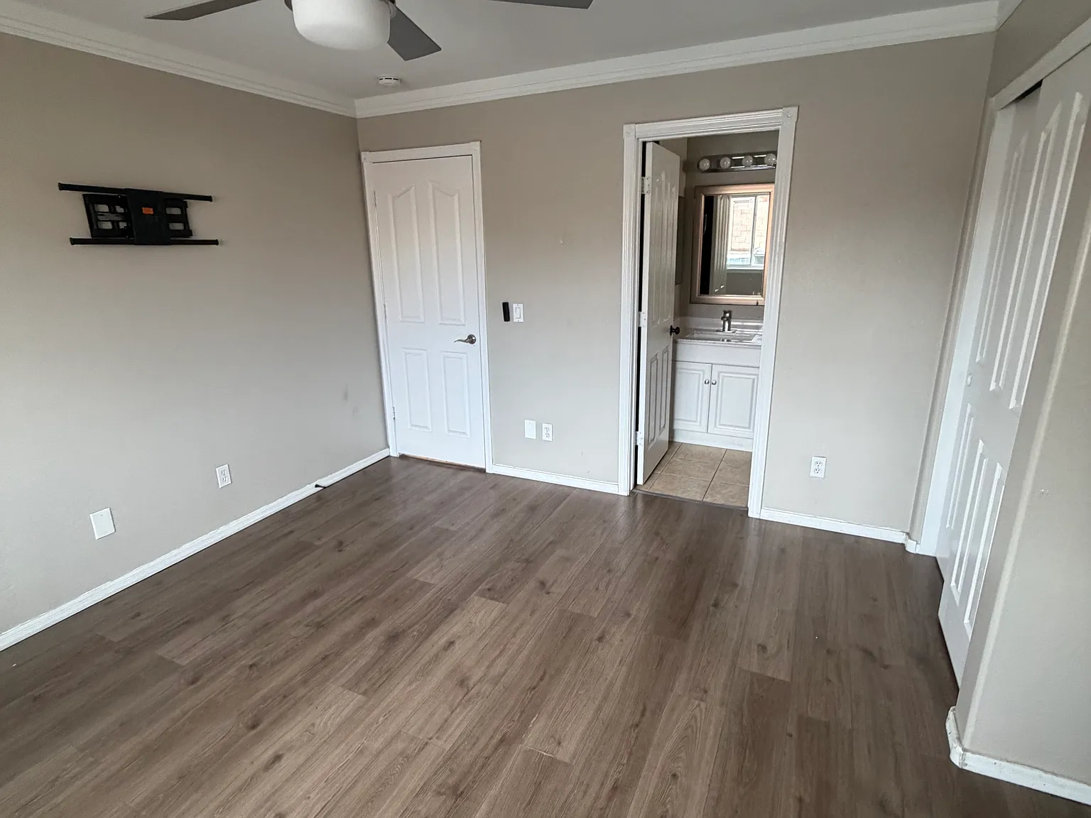 3 bed, 1089 sqft, $2,300 — Photo 3