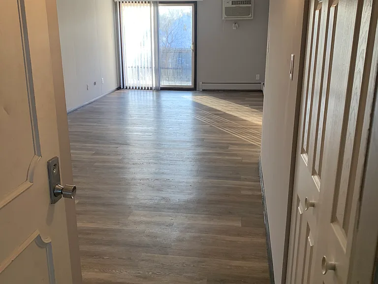 Bristol Court Apartments — Photo 6
