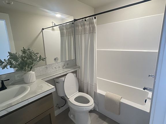 4th image of 807 NE 74th Ave