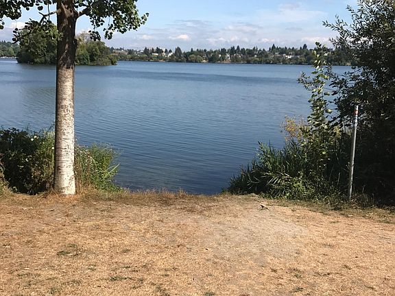 5 min walk to the greenlake path