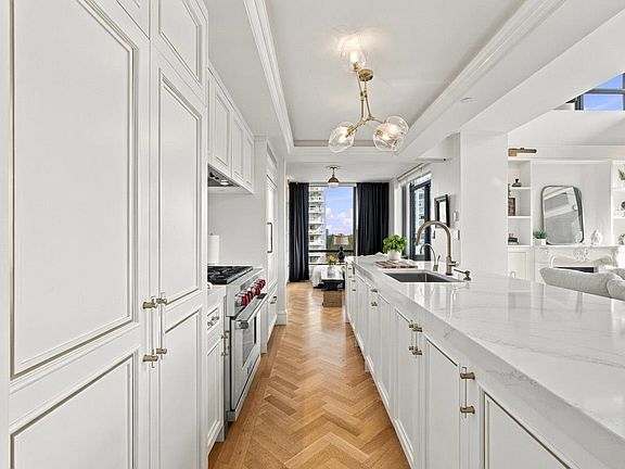 4th image of 301 Capilano Rd #2007