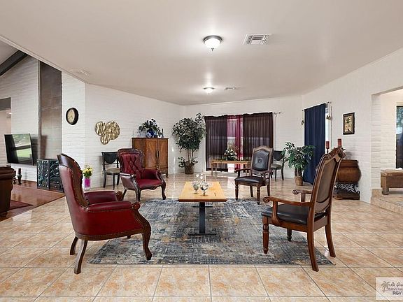 4th image of 106 E Resaca Dr