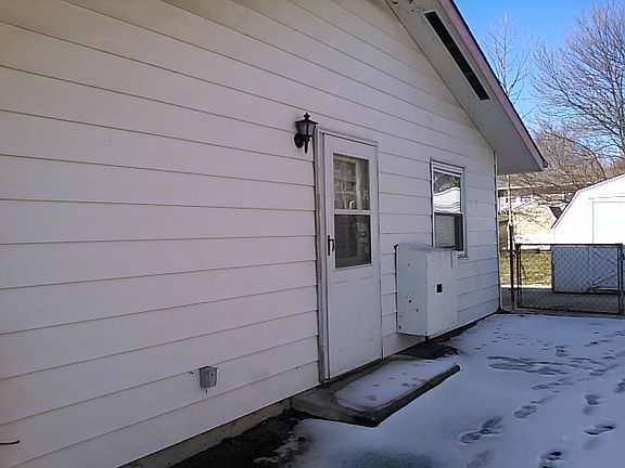 3rd image of 9627 Manhattan Dr