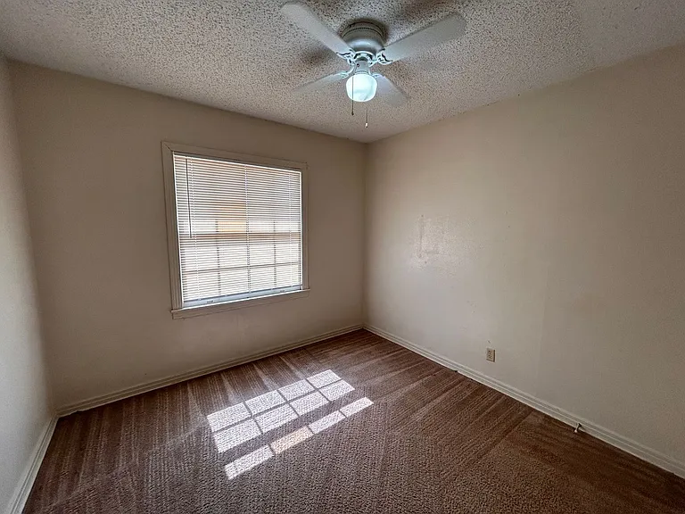 1601 Elkins Ave — Photo 7
