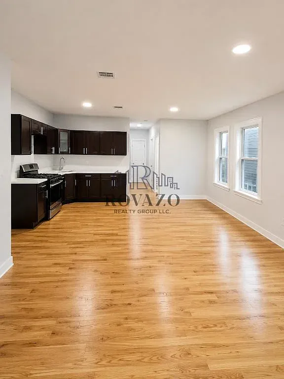 3 bed, 700 sqft, $1,995 — Photo 1
