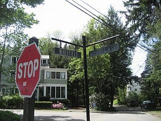 5th image of 25 Whitfield Ave