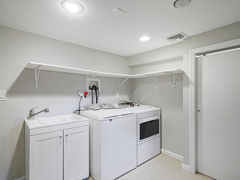 1072 Hicksville Rd — Photo 14