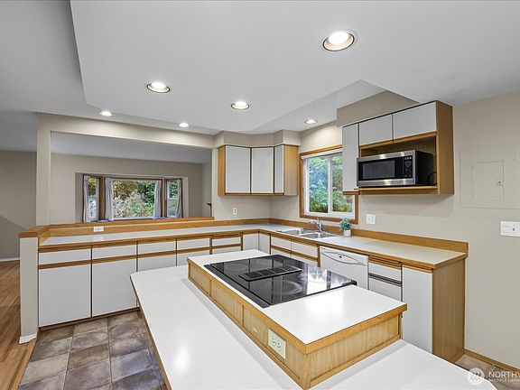 4th image of 13028 Juanita Drive NE