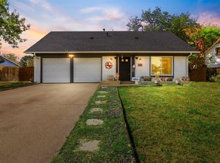 705 Crestbrook Ln, Grand Prairie, TX 75052