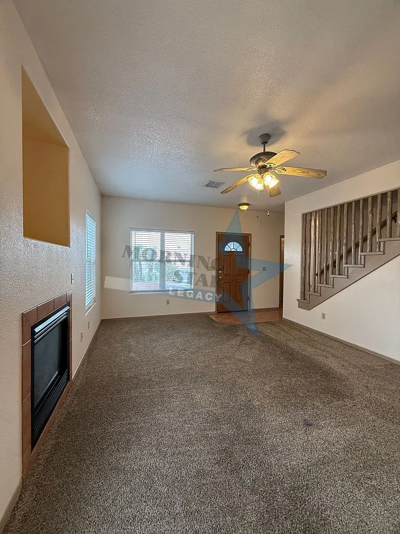 Cute 3 Bedroom Townhouse - Close to Everything! — Photo 3