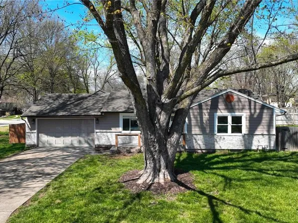 1604 Ridgeway Dr, Greenwood, MO 64034