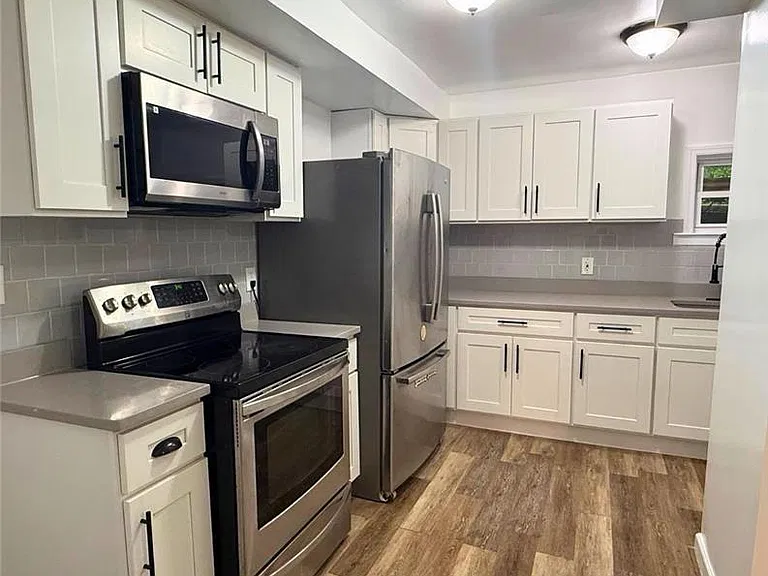 406 W 9th St — Photo 8
