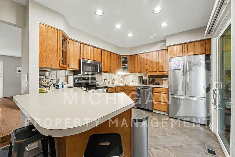 3 bed, 2.0 bath, 1750 sqft, $2,395 — Photo 2