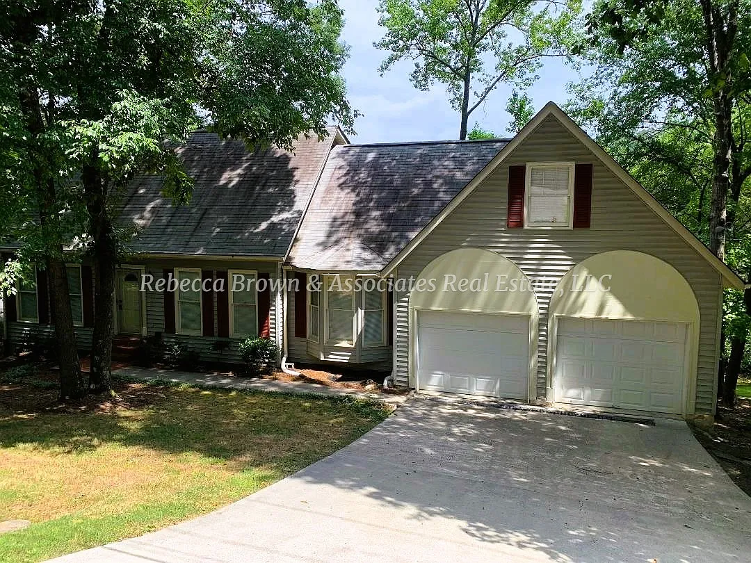 3 bed, 1981 sqft, $1,895 — Photo 1