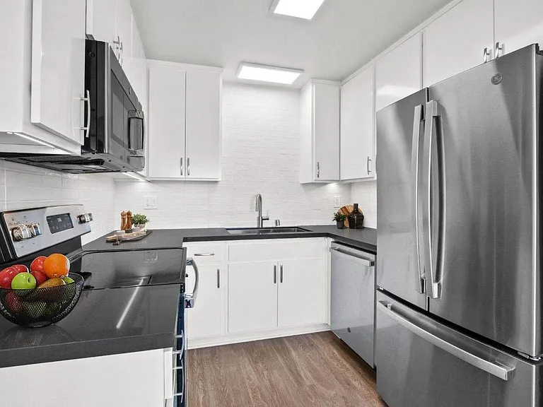 Palm Capri Apartments — Photo 11