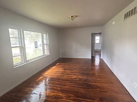 2nd image of 537 Congress Ave