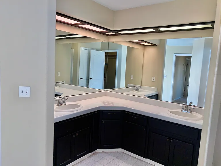 1023 E Freedom Ave — Photo 18