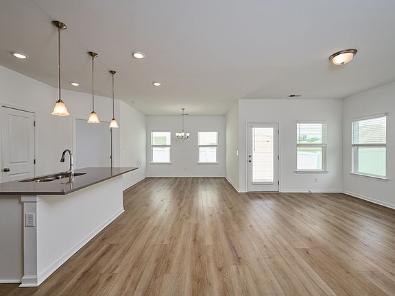 4th image of 220 Summerlin Dr