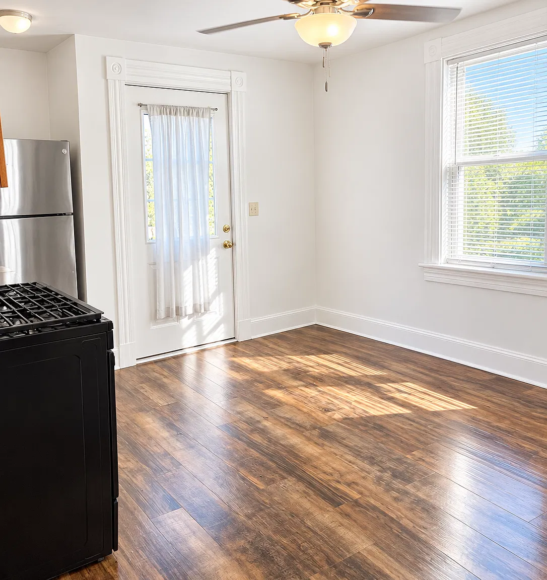 2 bed, 700 sqft, $1,600 — Photo 2