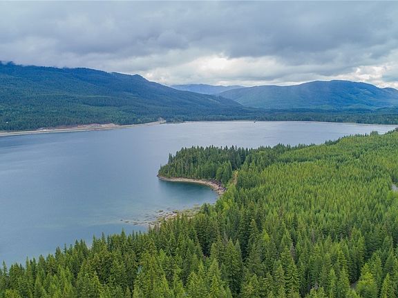 Walking distance from the John Wayne trail and lake Keechelus.