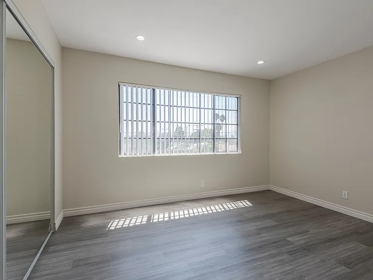 11701 Oxnard St — Photo 14