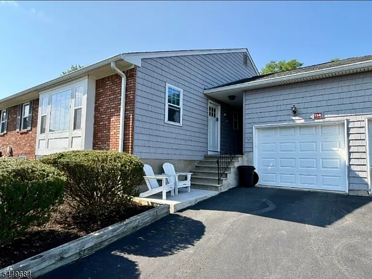 114 Brandywyne Dr — Photo 1