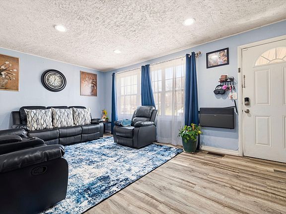 5th image of 400 W Myrtle Street