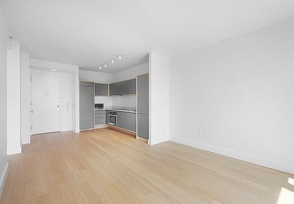 3rd image of 10 City Pt APT 33G