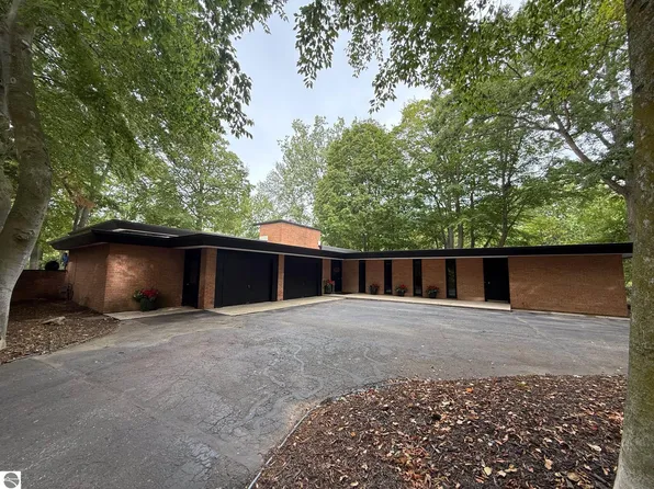 1121 Greenbanks Dr, Mount Pleasant, MI 48858