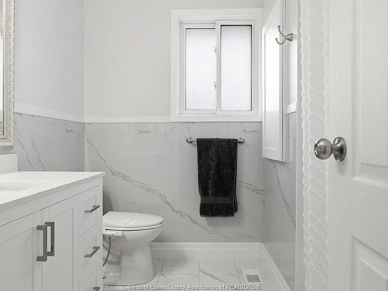 1646 Langlois Ave — Photo 15