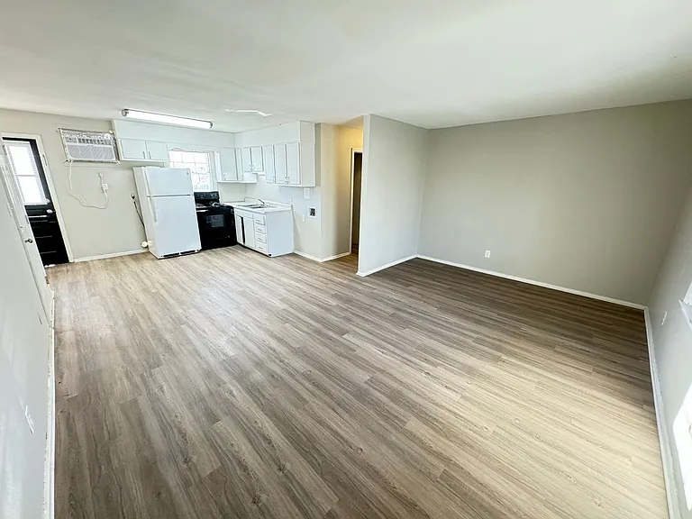 2208 S Main St — Photo 13