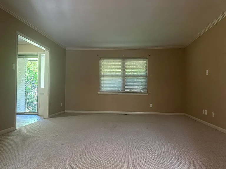 323 Auburn Dr — Photo 3