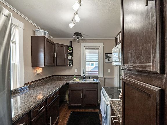 4th image of 904 S Oak Ave