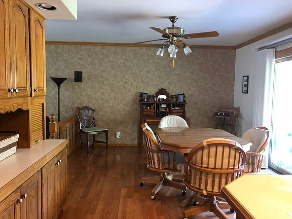 5th image of 700 E Hillcrest Dr