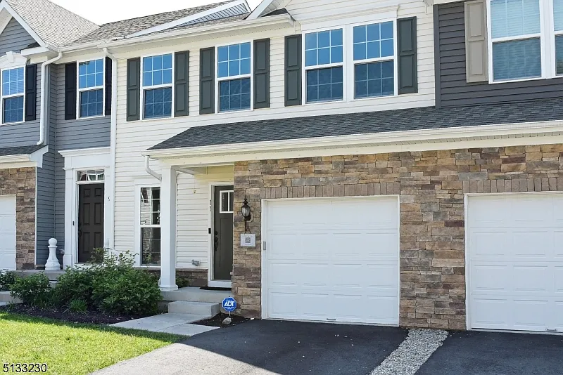 3 bed, 3.5 bath, 2400 sqft, $3,800 — Photo 2