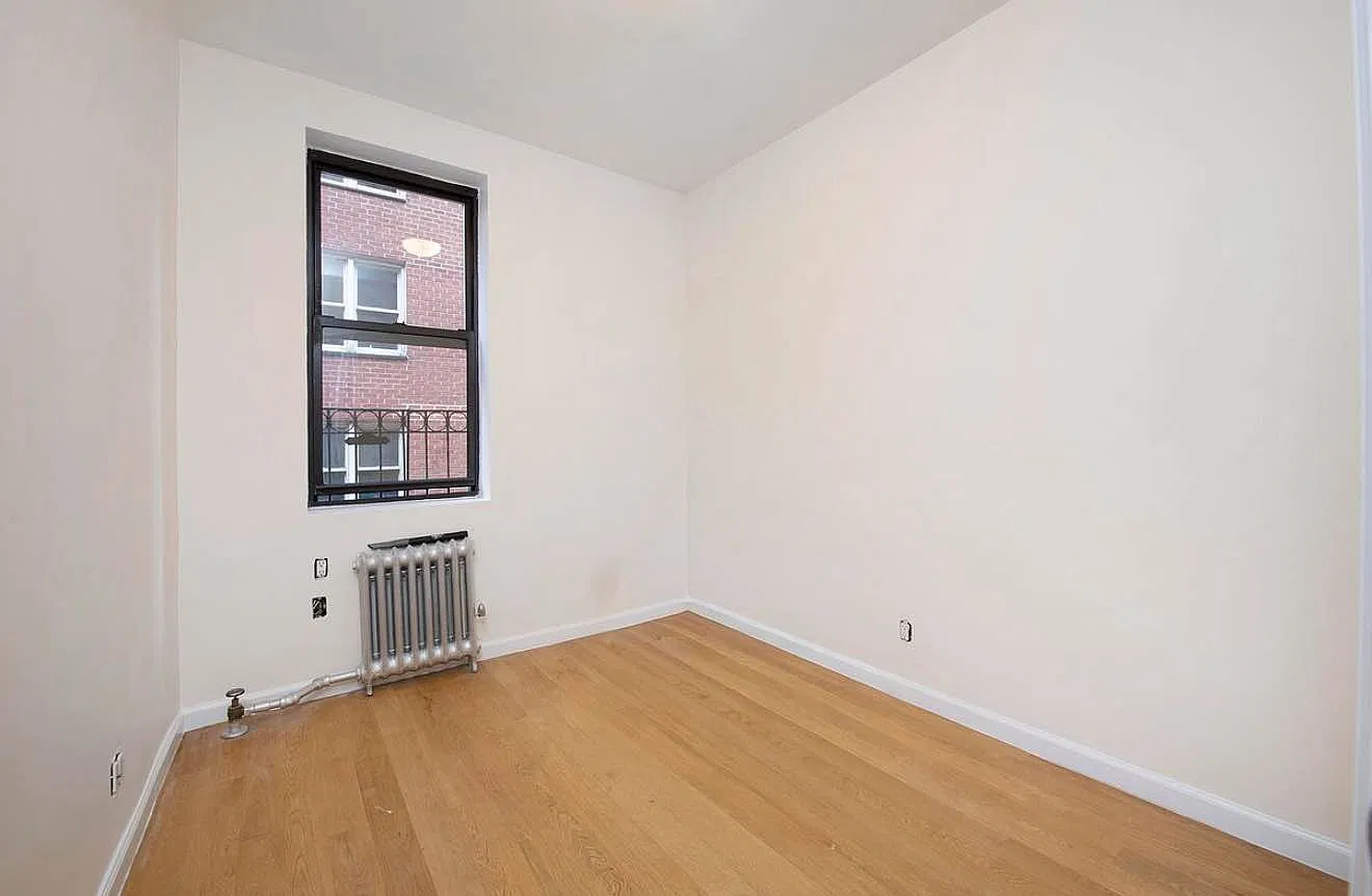 305 West 45th Street — Photo 3