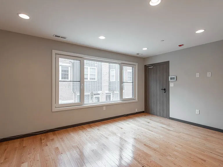 2545-47 Montrose St #BB — Photo 6