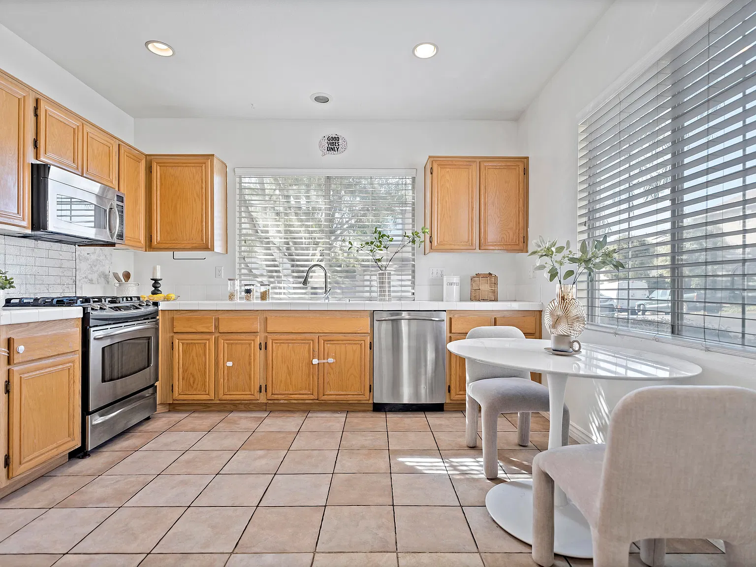 3 bed, 2.5 bath, 1297 sqft, $3,500 — Photo 2