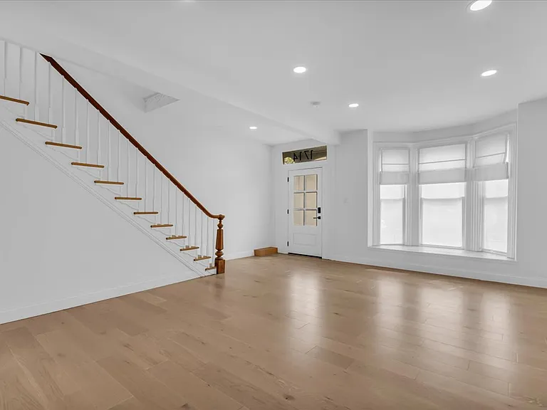 1714 Bagley St — Photo 2