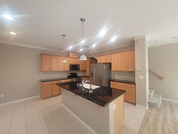 3rd image of 5998 Camden Cir