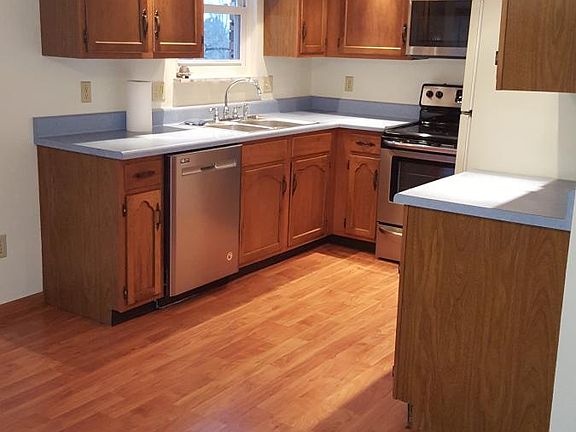 2nd image of 5 Maplewood Dr APT 14