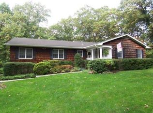 36 Twixt Hills Rd, Saint James, NY 11780