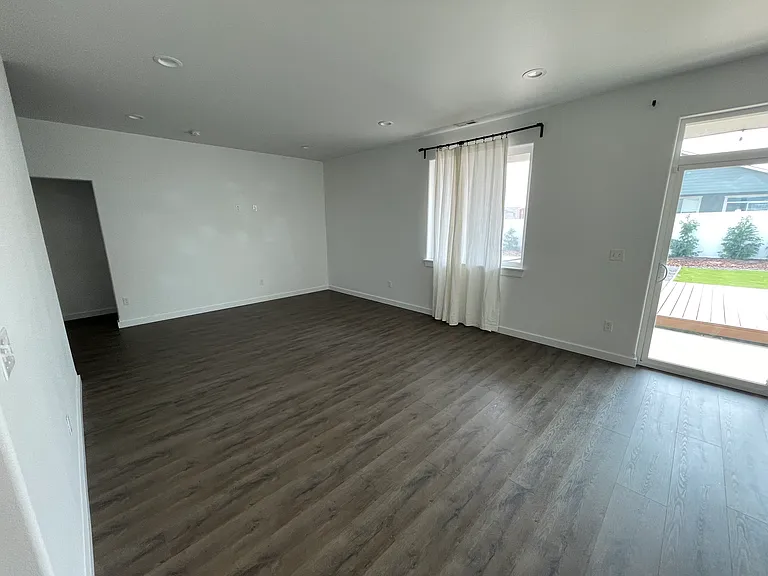 1325 W Bonneville St — Photo 8