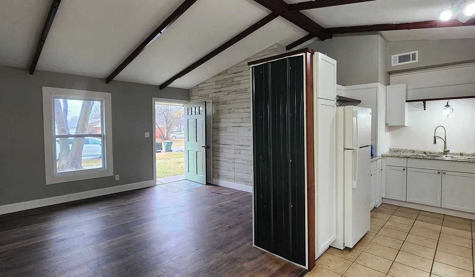 Dogs Welcome! Check Out This Place! Renovated Ranch Home with 3 Bedrooms, 1 Bathroom, Open Concep... — Photo 1
