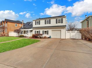 31 Bluespruce Road, Levittown, NY 11756